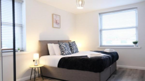 Modern Contractors & Family Apartment - Central Location inc Private Parking